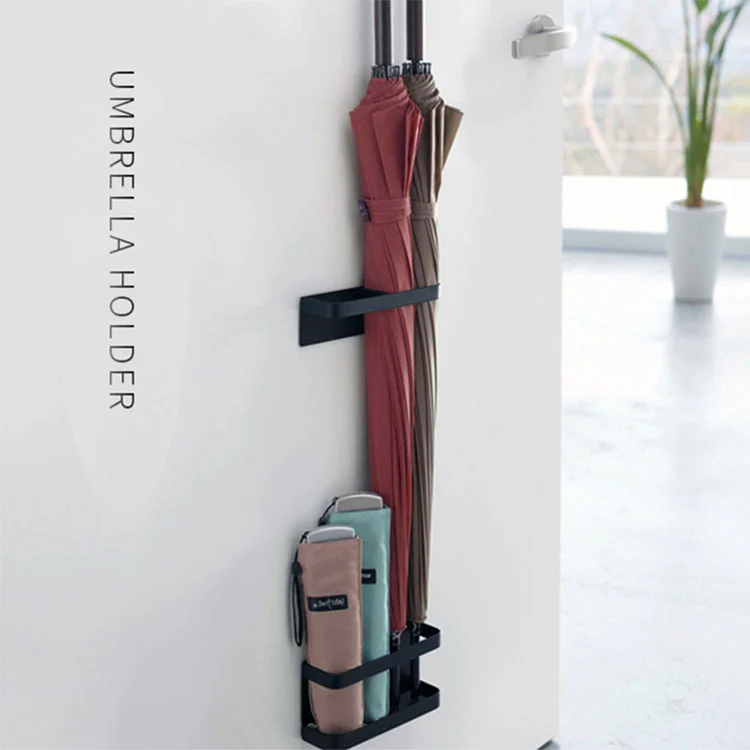 Ukse külgnurgas seisvad veekindlad vihmavarjuhoidjad